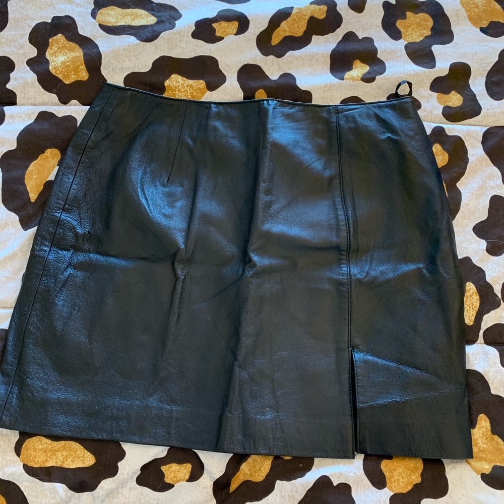 100% leather midiskirt w/lining. Never been worn